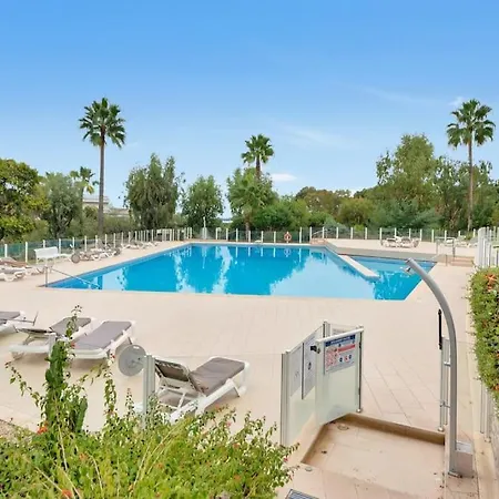 Le Jacinthe Piscine Tennis *